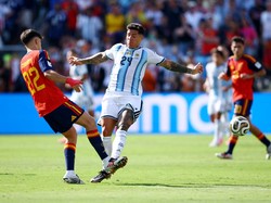 Soccer Football - FIFA World Cup 2026 - Final - Spain v Argentina - New York/New Jersey Stadium, East Rutherford, New Jersey, U.S. - July 19, 2026 Argentina's Enzo Fernandez fouls Spain's Pau Cubarsi and is later shown a red card by referee Slavko Vi
