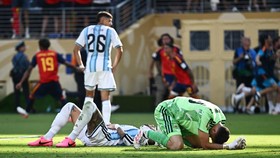 Emiliano Martinez (hijau) mempertimbangkan pensiun usai Argentina gagal juara Piala Dunia 2026.