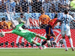 Soccer Football - FIFA World Cup 2026 - Final - Spain v Argentina - New York/New Jersey Stadium, East Rutherford, New Jersey, U.S. - July 19, 2026 Argentina's Emiliano Martinez saves a header from Spain's Nico Williams REUTERS/Amanda Perobelli