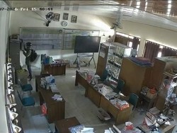 Aksi Maling Gasak Proyektor di SD Mojorejo 1 Sragen Terekam CCTV
