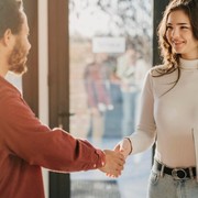 9 Hal yang Selalu Diperhatikan Orang Lain saat Pertama Bertemu Kamu