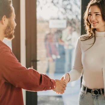 9 Hal yang Selalu Diperhatikan Orang Lain saat Pertama Bertemu Kamu