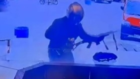 CCTV Detik-detik Oknum Polisi Bersenjata Rampok Toko Emas di Aceh