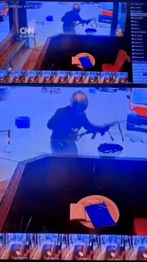 CCTV Detik-detik Oknum Polisi Bersenjata Rampok Toko Emas di Aceh