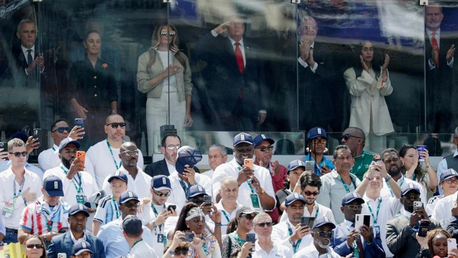 U.S. President Donald Trump, U.S. first lady Melania Trump, Mexican President Claudia Sheinbaum, Canada's Prime Minister Mark Carney, FIFA President Gianni Infantino and his wife Leena Al Ashqar, and King of Spain Felipe VI stand before the FIFA Worl