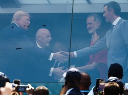 US President Donald Trump (L) shakes hands with Spain's Prime Minister Pedro Sanchez next to FIFA President Gianni Infantino (2nd-L), Spain's King Felipe VI (C), and Spain's Queen Letizia (2nd-R) ahead of the 2026 World Cup football tournament final