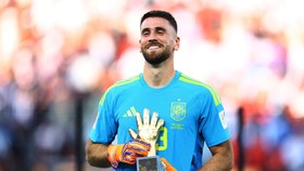 Soccer Football - FIFA World Cup 2026 - Final - Spain v Argentina - New York/New Jersey Stadium, East Rutherford, New Jersey, U.S. - July 19, 2026 Spain's Unai Simon celebrates winning the Golden Glove award during the trophy presentation REUTERS/Han
