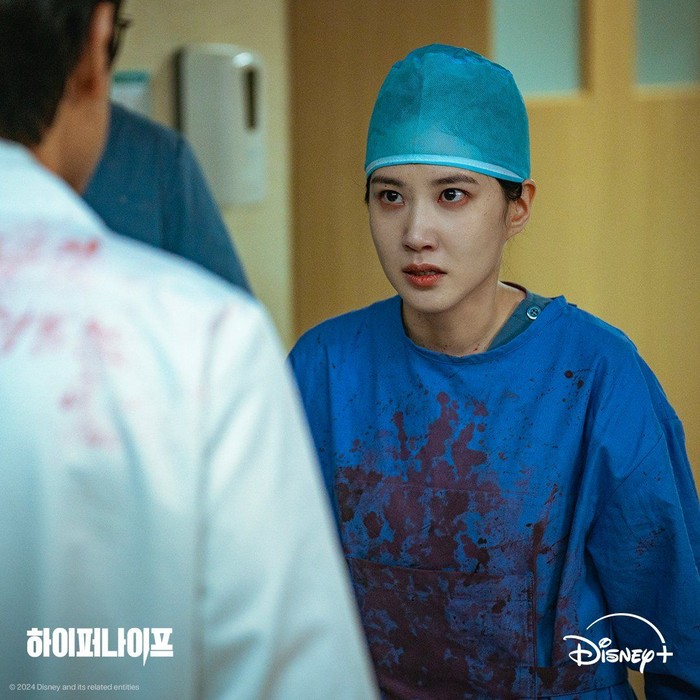 Untuk pertama kalinya, Park Eun Bin memerankan villain lewat drama medis thriller Hyper Knife (2025). Ia bertransformasi sebagai dokter bedah saraf jenius bernama Jeong Se Ok, yang membuka praktik ilegal setelah lisensi medisnya dicabut./ Foto: soompi.com