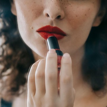 3 Warna Lipstik yang Buat Kesan Cerdas dan Berkelas, Ada yang Kamu Suka?