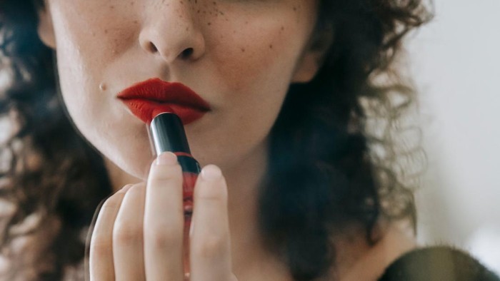 3 Warna Lipstik yang Buat Kesan Cerdas dan Berkelas, Ada yang Kamu Suka?