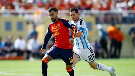 Soccer Football - FIFA World Cup 2026 - Final - Spain v Argentina - New York/New Jersey Stadium, East Rutherford, New Jersey, U.S. - July 19, 2026 Spain's Alex Baena in action with Argentina's Lionel Messi REUTERS/Agustin Marcarian