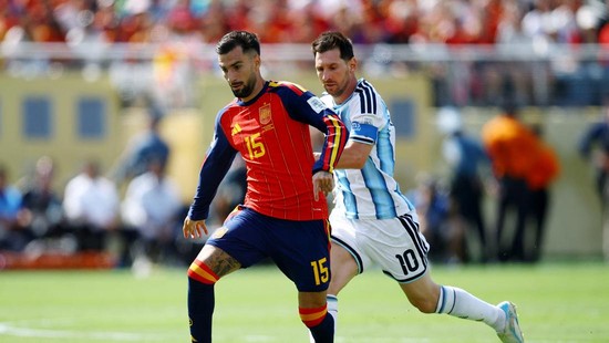 Soccer Football - FIFA World Cup 2026 - Final - Spain v Argentina - New York/New Jersey Stadium, East Rutherford, New Jersey, U.S. - July 19, 2026 Spain's Alex Baena in action with Argentina's Lionel Messi REUTERS/Agustin Marcarian