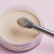BeauPicks: 5 Rekomendasi Bedak Tabur dari Brand Lokal untuk Kulit Berminyak