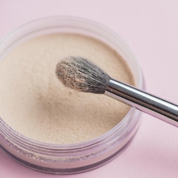 BeauPicks: 5 Rekomendasi Bedak Tabur dari Brand Lokal untuk Kulit Berminyak