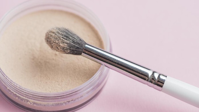 BeauPicks: 5 Rekomendasi Bedak Tabur dari Brand Lokal untuk Kulit Berminyak