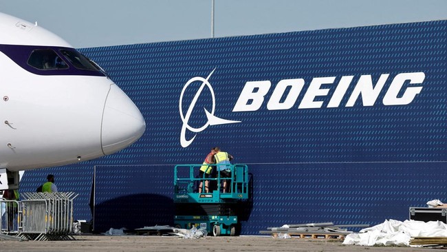 Boeing 767-300 Tergelincir dan Tabrak Kendaraan, 5 Tewas