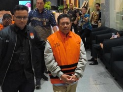 Potret Bupati Lombok Barat Lalu Ahmad Pakai Rompi Oranye Khas Tersangka KPK