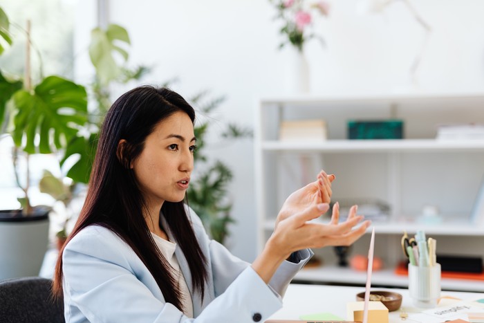 Orang yang berintegritas tinggi tidak selalu menjadi orang yang paling disukai di ruangan. Ketika mereka terlibat dalam percakapan yang bertentangan dengan moral mereka sendiri, mereka adalah orang pertama yang berdiri dan berkata, 