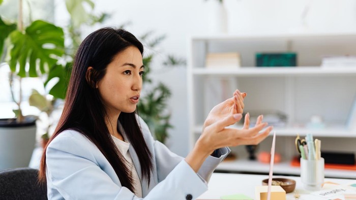 Orang yang berintegritas tinggi tidak selalu menjadi orang yang paling disukai di ruangan. Ketika mereka terlibat dalam percakapan yang bertentangan dengan moral mereka sendiri, mereka adalah orang pertama yang berdiri dan berkata, 