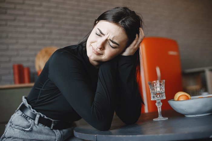 Orang yang mengalami kelelahan mental mungkin akan bertindak tidak seperti biasanya. Ketika ditanya apa yang terjadi, mereka hanya menjawab bahwa mereka sedang berada di kondisi yang sulit. Tapi mereka tidak mau membahas detailnya.