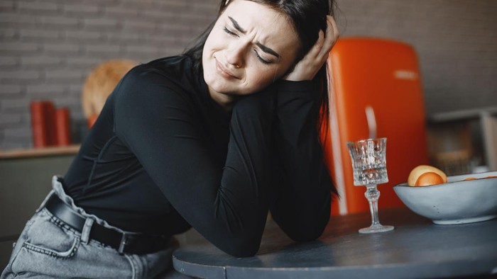 Orang yang mengalami kelelahan mental mungkin akan bertindak tidak seperti biasanya. Ketika ditanya apa yang terjadi, mereka hanya menjawab bahwa mereka sedang berada di kondisi yang sulit. Tapi mereka tidak mau membahas detailnya.
