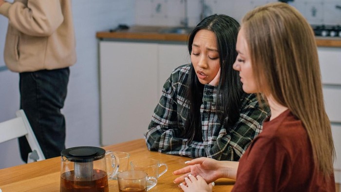 Diskusi mendalam atau deep conversation memberi kita ruang untuk bersikap terbuka dan memberikan perspektif baru. Tapi bagi orang yang sedang lelah mental, mereka menganggap topik obrolan ini terlalu berat. Mereka akan mengatakan, “Bisakah kita membicarakan topik yang lebih ringan?”
