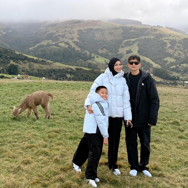 <p>Pasangan Citra Kirana dan Rezky Adhitya baru-baru ini membagikan potret perjalanan mereka dengan campervan ke New Zealand. Keduanya mengajak putra semata wayang mereka, Keene Atharrazka Adhitya atau akrab disapa Athar, Bunda. (Foto: Instagram @citraciki/ @thereal_rezkyadhitya)</p>