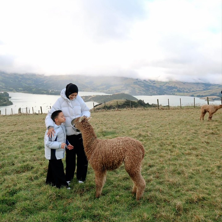 <p>Momen liburan ke New Zealand ini menjadi begitu spesial bagi Citra Kirana dan Rezky Adhitya. Keduanya tak hanya <em>healing</em>, tapi juga bisa membangun <em>bonding</em> dengan sang putra. Di liburan kali ini, keduanya benar-benar mengurus semua kebutuhan Athar tanpa bantuan orang lain. "Ini pokoknya <em>bonding</em> kita banget ya, Guys. Kalau di Jakarta itu kan selalu dapat bantuan dari mbak, suster, asisten. Ini benar-benar <em>bonding</em> bertiga saja, jadi ya nikmatin saja," kata Citra Kirana. (Foto: Instagram @citraciki/ @thereal_rezkyadhitya)</p>