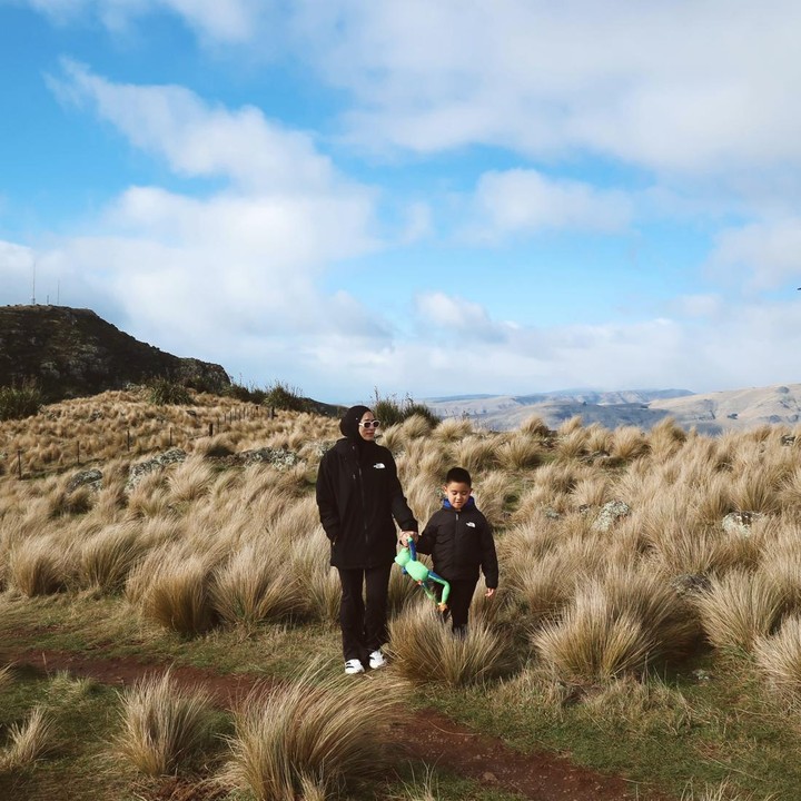 <p>Perjalanan liburan dengan campervan ke New Zealand bukan yang pertama bagi keluarga Citra Kirana dan Rezky Adhitya. Pasangan ini juga pernah melakukannya pada pertengahan tahun lalu. (Foto: Instagram @citraciki/ @thereal_rezkyadhitya)</p>