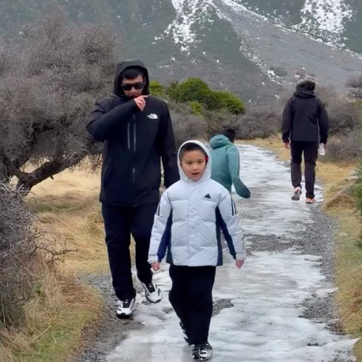 <p>Melalui unggahan di Instagram, Citra Kirana membagikan potret perjalanan keluarganya di New Zealand. Citra Kirana dan suami melakukan beberapa aktivitas fisik selama berada di sana. Salah satunya mengajak sang putra trekking di sekitar gunung yang pemandangannya begitu indah. "Sepanjang perjalanan dikasih <em>view</em> yang indah bangettt&hellip;. <em>MasyaAllah</em>," tulis pasangan ini. (Foto: Instagram @citraciki/ @thereal_rezkyadhitya)</p>