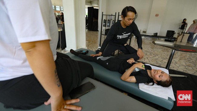 Pengunjung juga menikmati layanan assisted stretch gratis selama 10 menit di area booth activation. (CNN Indonesia/Febria Adha L)