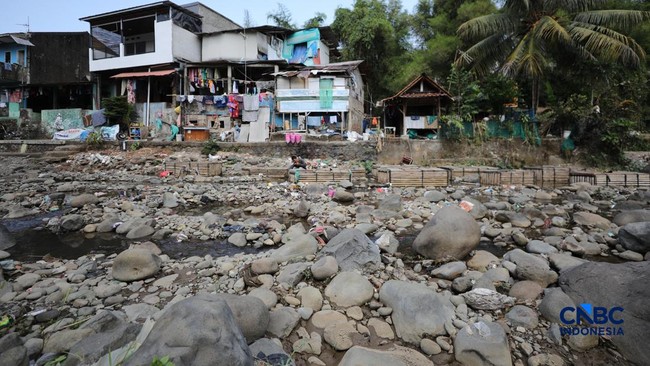 Penampakan Air Sungai Ciliwung Hilang Misterius, Berubah Bak Daratan