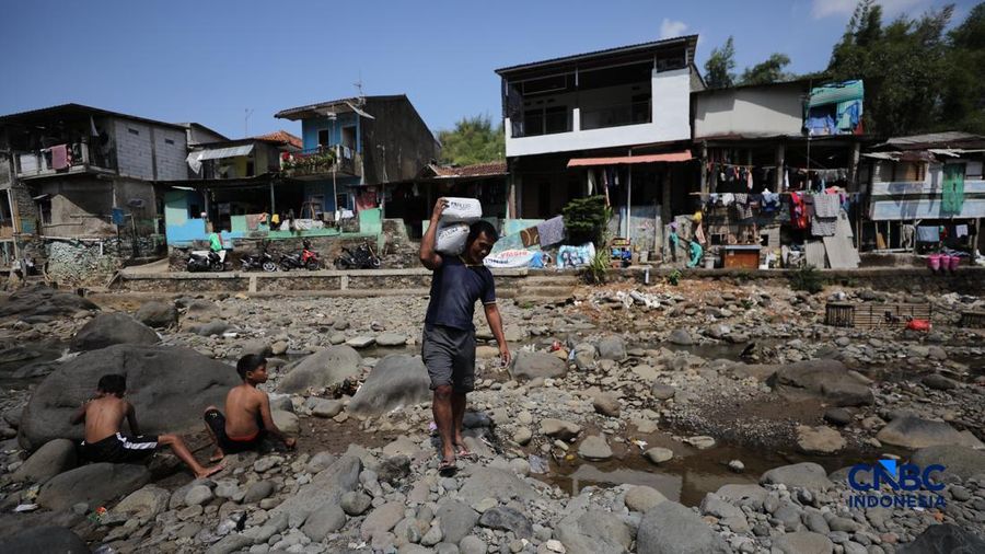 Debit air Sungai Ciliwung di wilayah Kelurahan Babakan Pasar, Kota Bogor, Jawa Barat, Selasa (21/7/2026) mengalami penyusutan seiring berkurangnya intensitas hujan pada musim kemarau. (CNBC Indonesia/Tri Susilo)