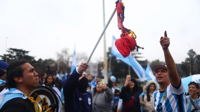 Fan Argentina Sambut Messi Cs Sambil Bakar Jersey Spanyol