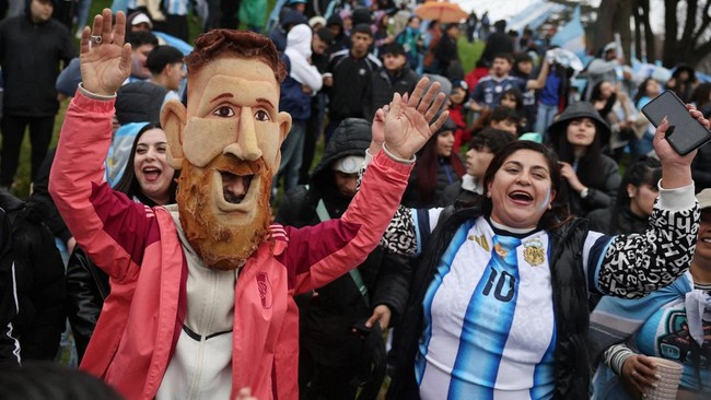Fan Argentina Sambut Messi Cs Sambil Bakar Jersey Spanyol