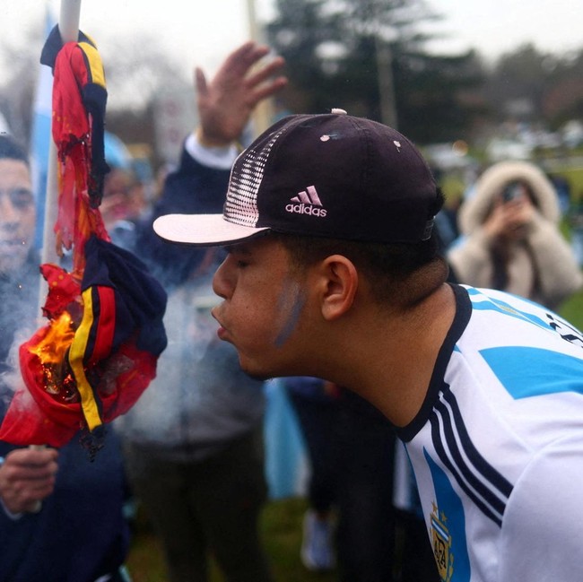 Fan Argentina Sambut Messi Cs Sambil Bakar Jersey Spanyol