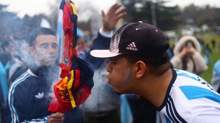 Fan Argentina Sambut Messi Cs Sambil Bakar Jersey Spanyol