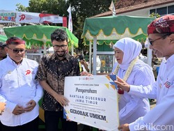 Peringati Hari Koperasi, Khofifah Serahkan Gerobak untuk 10 UMKM Pamekasan