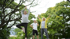 Geriatric parkour tengah diminati para lansia Singapura untuk melatih keseimbangan hingga kelincahan tubuh guna mengurangi risiko jatuh.