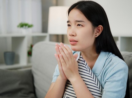 7 Ciri Kepribadian Perempuan yang Terlalu Sering Ucapkan Maaf Menurut Psikologi