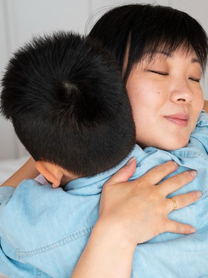 Rasa aman dan kasih sayang menjadi bagian penting dari kebutuhan emosional anak. Kedekatan dengan orang tua juga membantu mereka tumbuh lebih percaya diri.