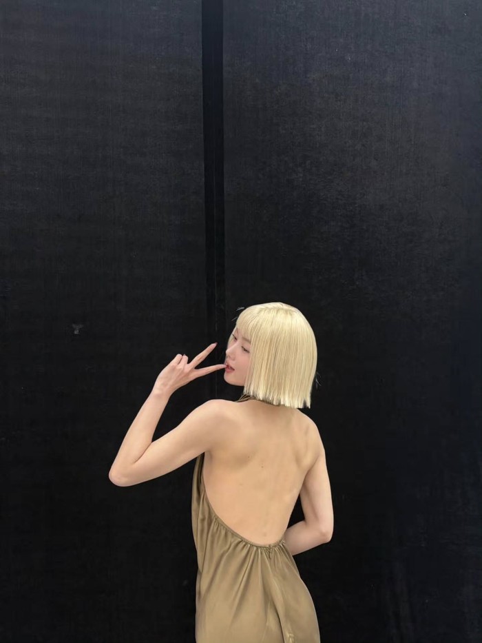 Di salah satu foto unggahannya, aktris kelahiran 1999 tersebut dengan percaya diri memamerkan punggung mulusnya saat mengenakan backless dress dengan potongan rambut pendek yang memikat./ Foto: instagram.com/you_r_love