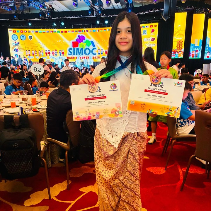 <p>Melalui unggahan di Instagram, Vino membagikan potret sang putri saat memamerkan medali yang diraihnya. Vino mengaku bangga dengan prestasi yang baru saja diukir oleh Jizzy. "Lihat siapa yang membawa pulang Medali! Sangat bangga padamu, <em>Li&rsquo;l CHAMP. Alhamdulillah,</em>" tulis bintang film Qodrat ini. (Foto: Instagram @vinogbastian__)</p>