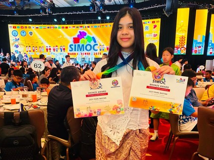 Bangganya, Vino G. Bastian Sang Putri Raih Medali di Singapore International Math Olympiad Challenge