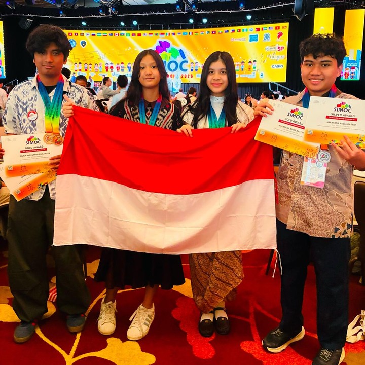 <p>Dari kompetisi ini, Jizzy berhasil meraih dua medali dari kategori Math Warriors Challenge dan Math Olympiad Challenge. Jizzy memenangkan medali sebagai perwakilan dari sekolahnya, Bunda. (Foto: Instagram @vinogbastian__)</p>