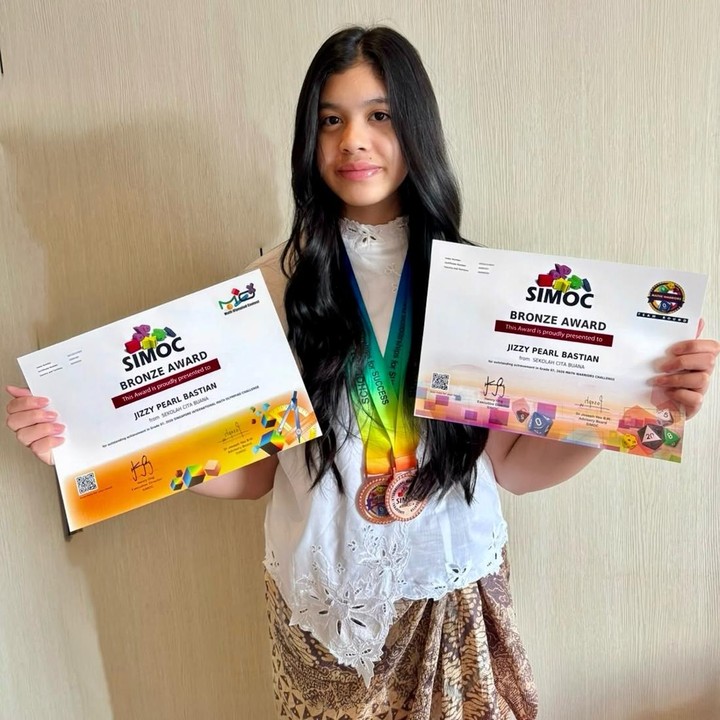 <p>Jizzy baru saja meraih dua medali perunggu dalam kompetisi matematika, Singapore International Math Olympiad Challenge (SIMOC). Kompetisi yang digelar di Singapura ini dirancang untuk mempromosikan bakat matematika anak sekolah. (Foto: Instagram @vinogbastian__)</p>