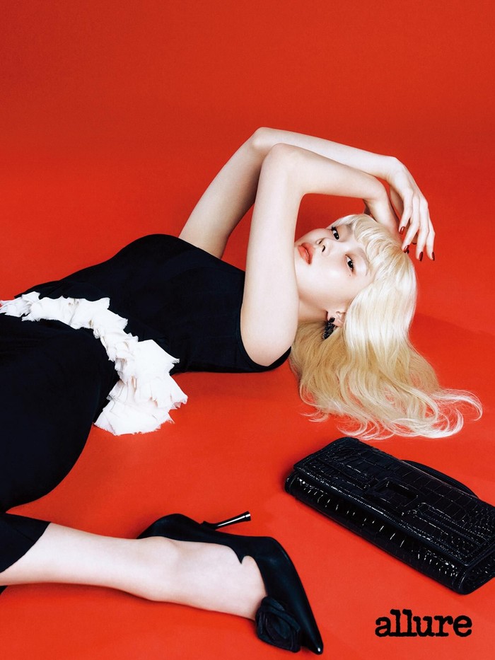 Salah satu gaya elegan berkelas Kim You Jung yang terabadikan dalam halaman majalah Allure Korea adalah penampilannya dalam balutan two piece set pas badan dan stilletto hitam./ Foto: instagram.com/allurekorea