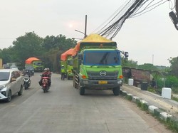 Polisi Tertibkan Truk Tanah Parkir Sembarangan di Jalan Raya Cikande