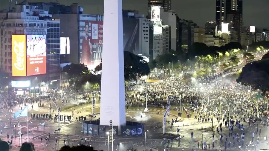 Kerumunan pendukung Argentina nan berkumpul di area Obelisk, Buenos Aires, untuk menyaksikan final Piala Dunia 2026 berubah ricuh pada Minggu (19/7/2026) waktu setempat setelah tim berjuluk Albiceleste kalah 0-1 dari Spanyol. (Tangkapan Layar Vid