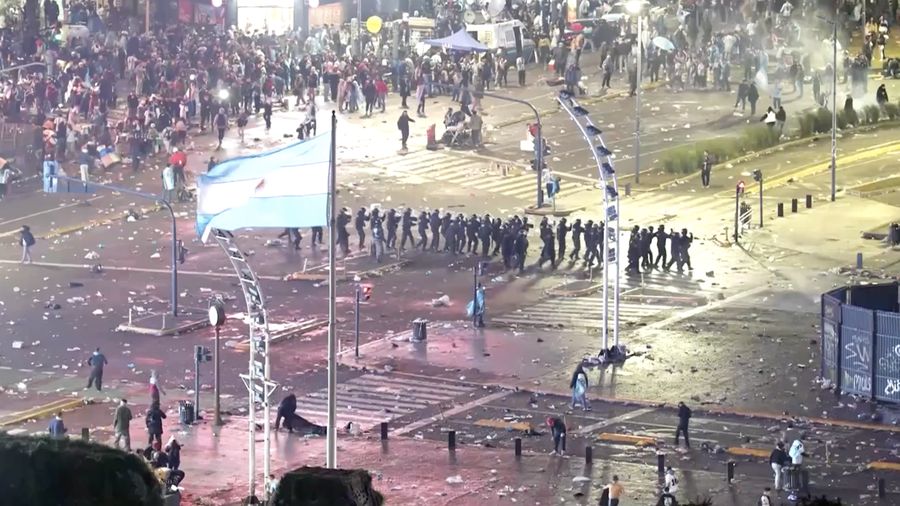 Kerumunan pendukung Argentina nan berkumpul di area Obelisk, Buenos Aires, untuk menyaksikan final Piala Dunia 2026 berubah ricuh pada Minggu (19/7/2026) waktu setempat setelah tim berjuluk Albiceleste kalah 0-1 dari Spanyol.